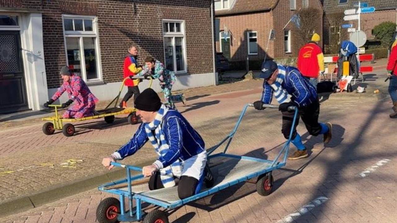 In Sambeek, Knoepersriek,  wordt al 30 jaar op carnavalszondag een beddenrace gehouden (foto: Omroep Brabant) 