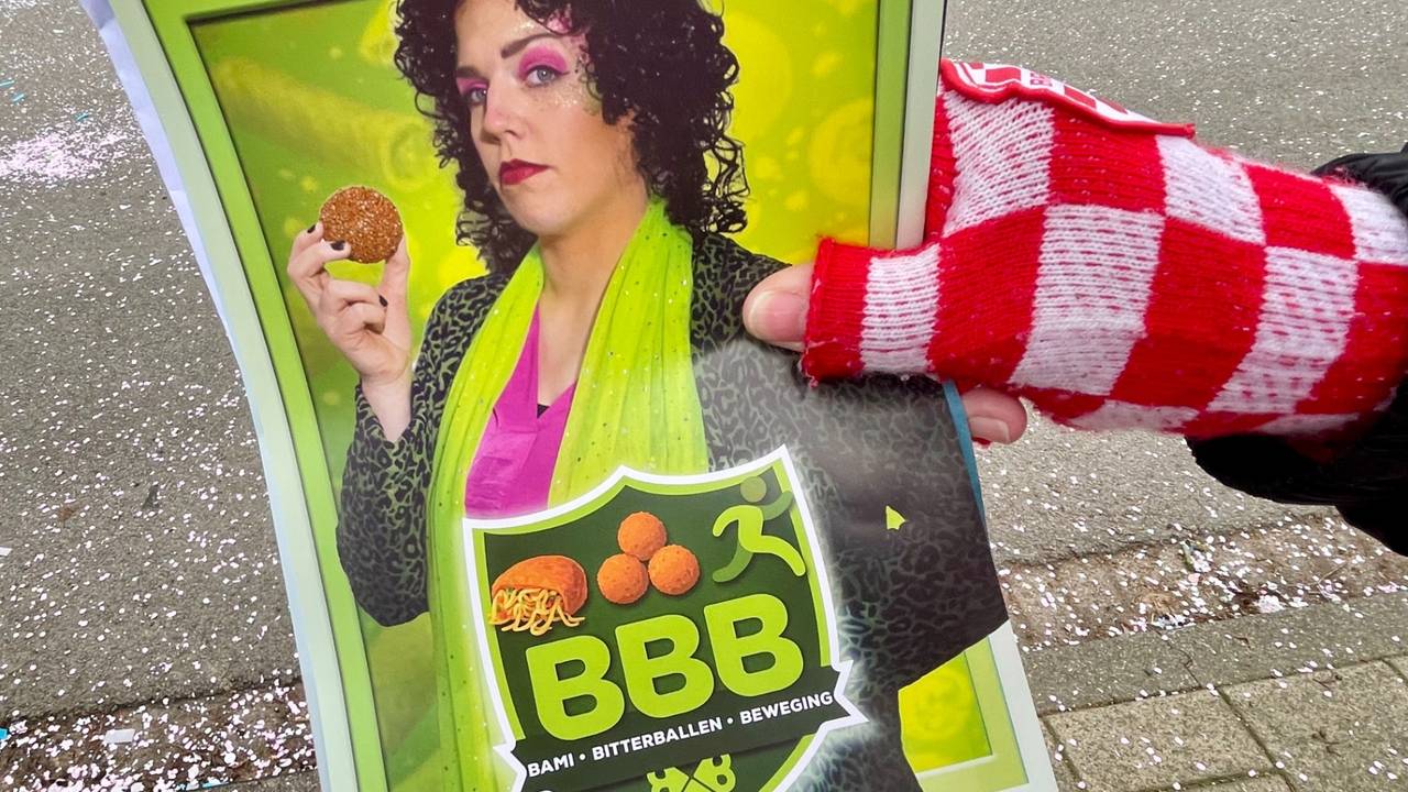 Een ludieke 'BBB-flyer' wordt uitgedeeld tijdens de optocht in Rommelgat (Veldhoven)(foto: Ronny Balk).