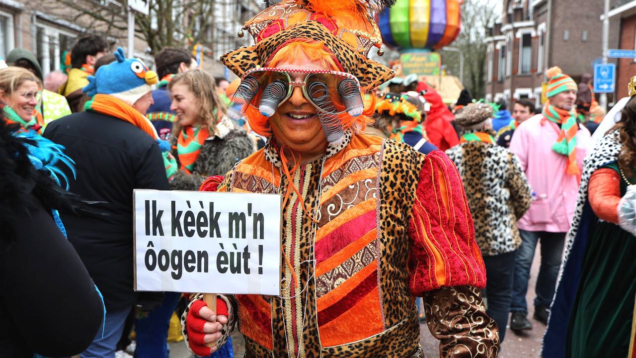 Oogverblindende outfits bij de opstoet in Tilburg (Foto: Karin Kamp).