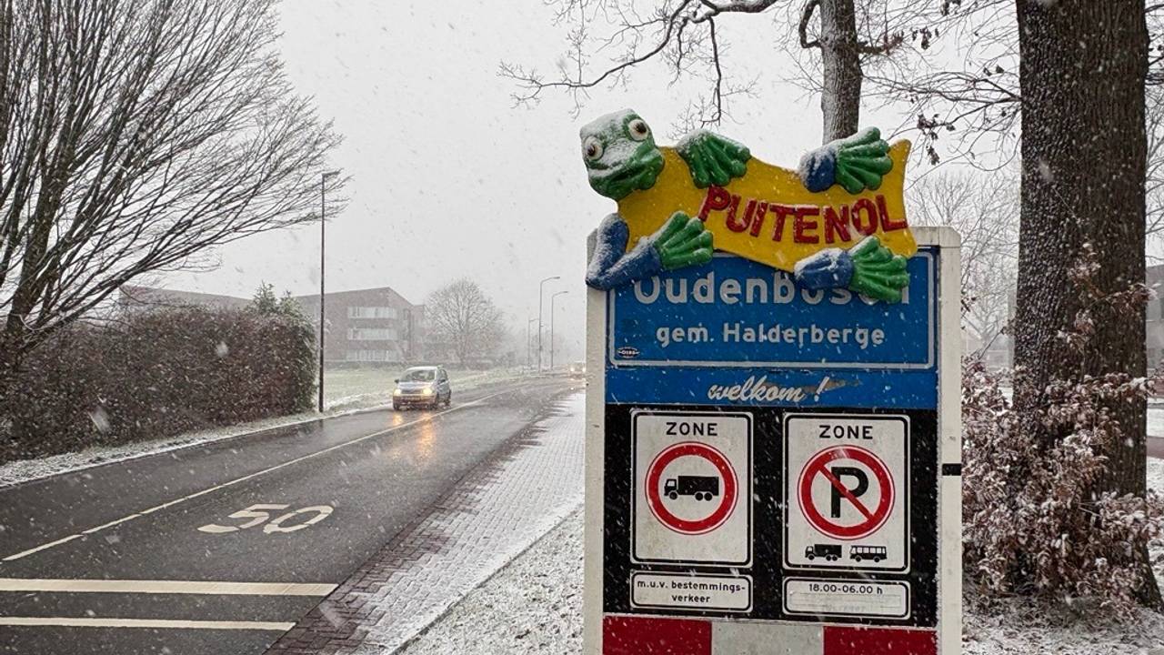 Sneeuw tijdens carnaval in Puitenol (Oudenbosch) (foto: Robert ter Veele).