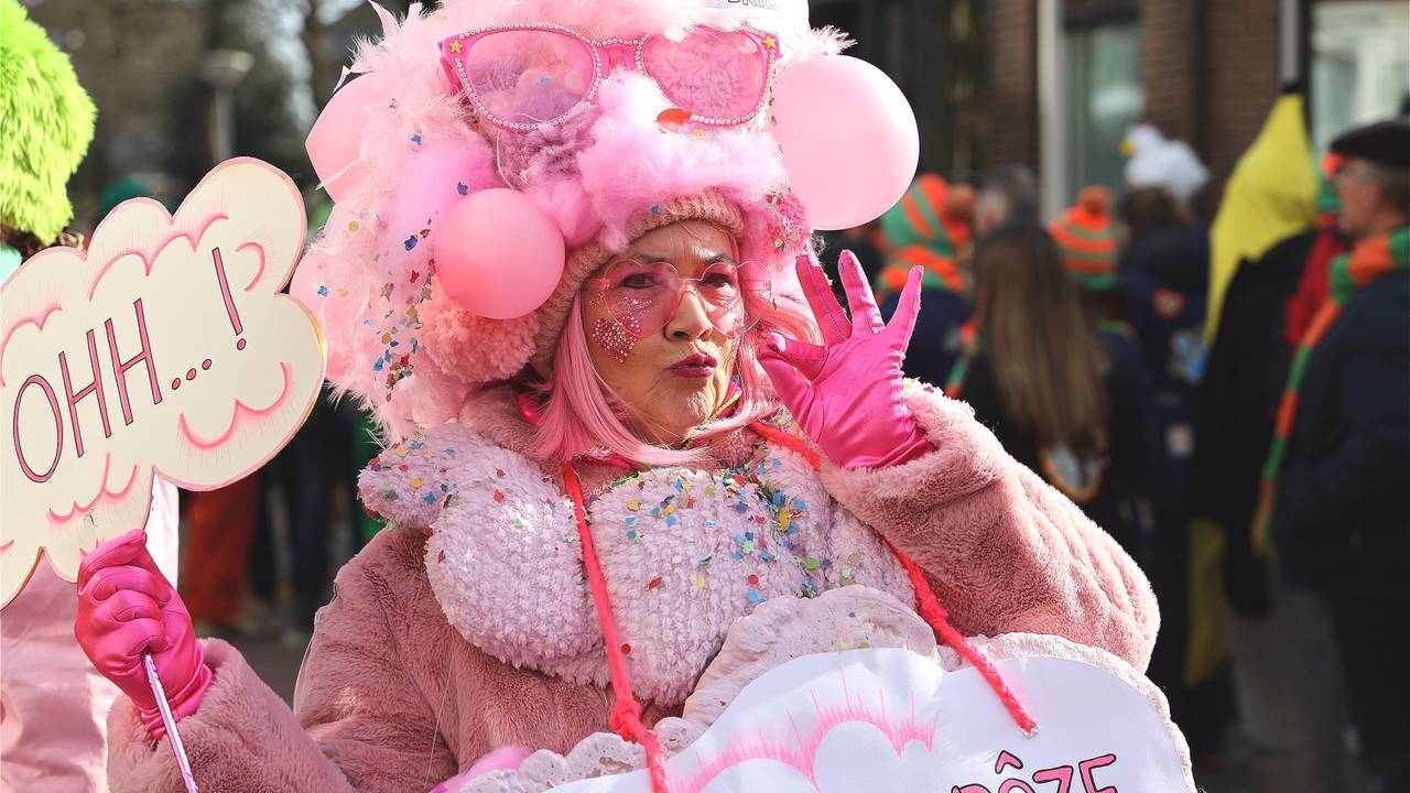 Een roze wolk in de optocht van Kruikenstad (foto: Karin Kamp).
