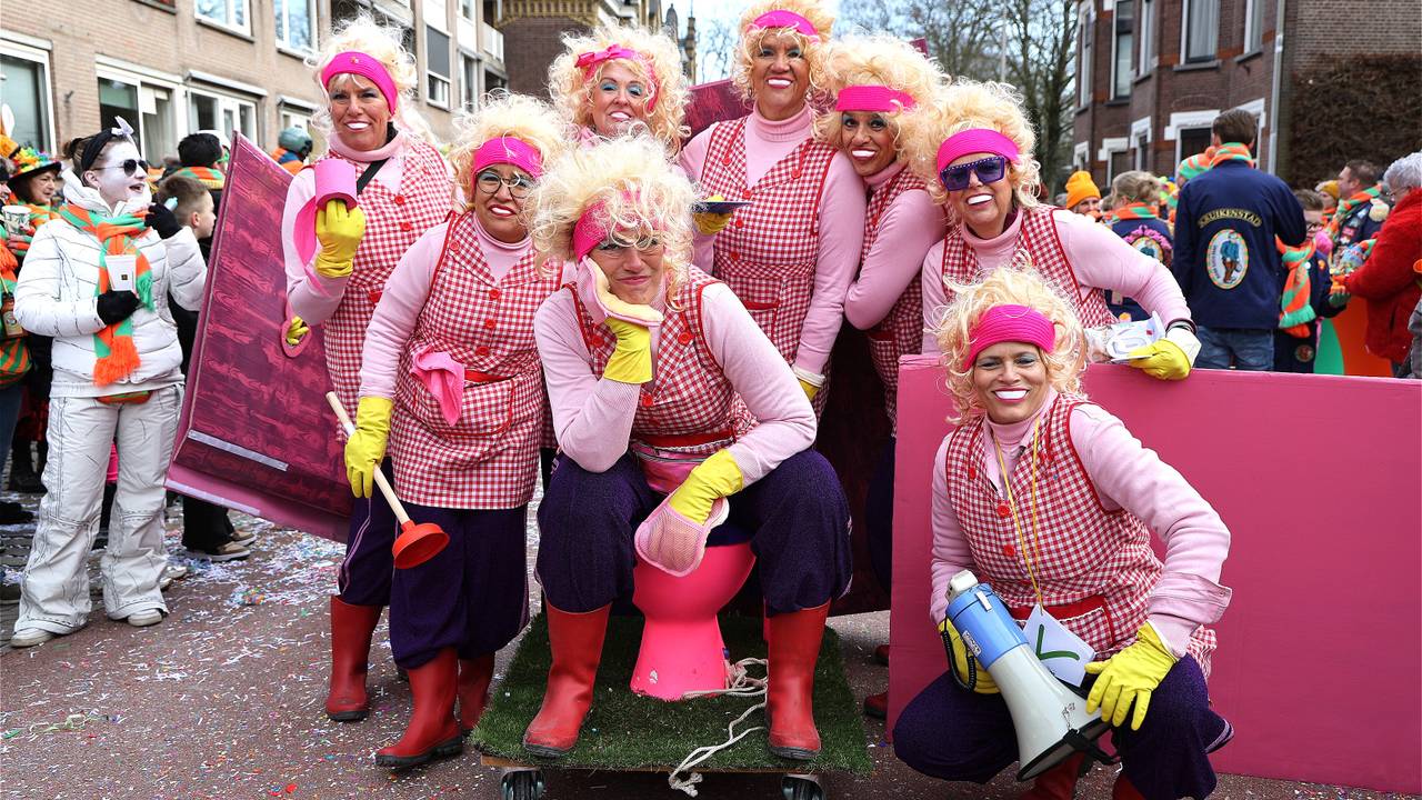 De wc-dames met de roze pot (foto: Karin Kamp).