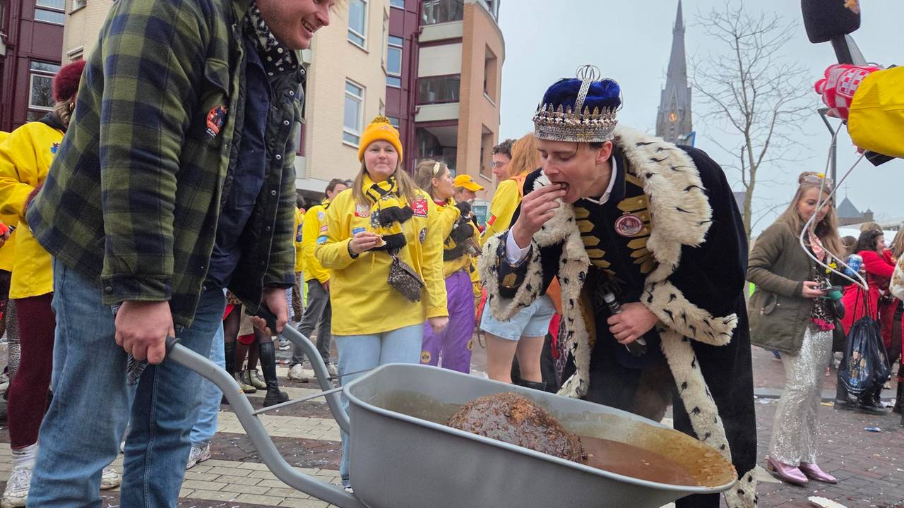 De mega gehaktbal wordt opgegeten in Veghel (foto: Noël van Hooft).