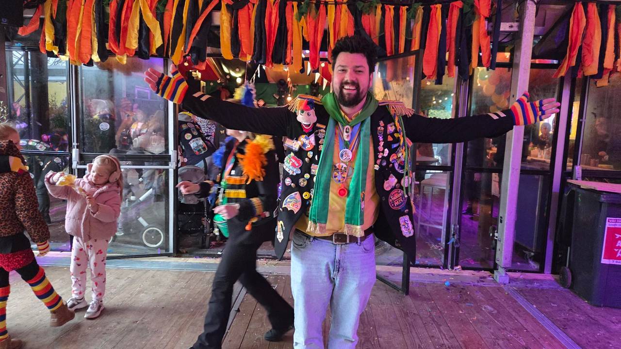 In Den Dungen slagen ze erin om mensen in eigen dorp te houden met carnaval. Kommissaris Bas Kok is een blij mens. (Foto: Omroep Brabant).