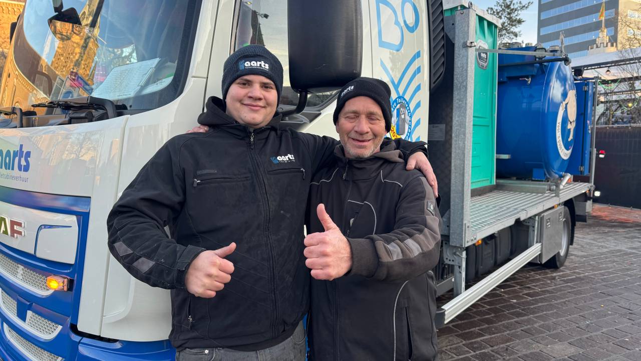 Vader Marco en zoon Jordy maken al jaren samen dixi's schoon (foto: omroep Brabant). 