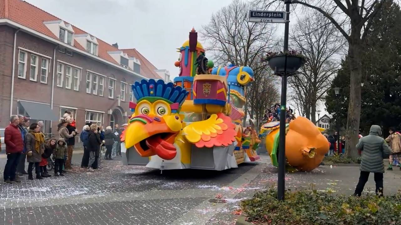 De carnavalswagen van CV de Plak brak plots af tijdens de optocht (foto: SIRIS Asten Someren).