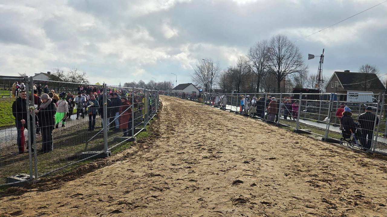Het Metworstrennen is begonnen (foto: Noël van Hooft / Omroep Brabant).