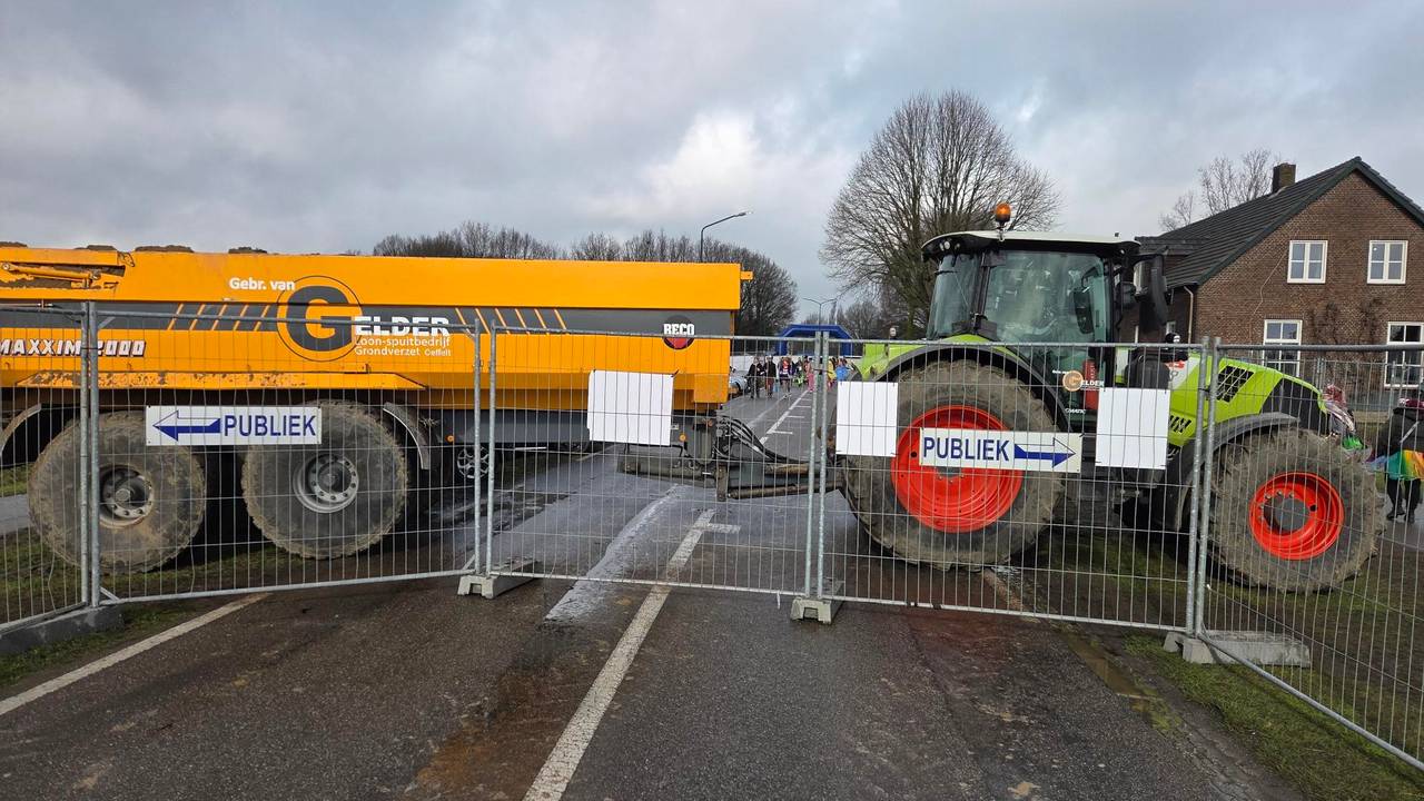 Een trekker moet voorkomen dat automobilisten de hekken aan de kant zetten (foto: Noël van Hooft / Omroep Brabant).