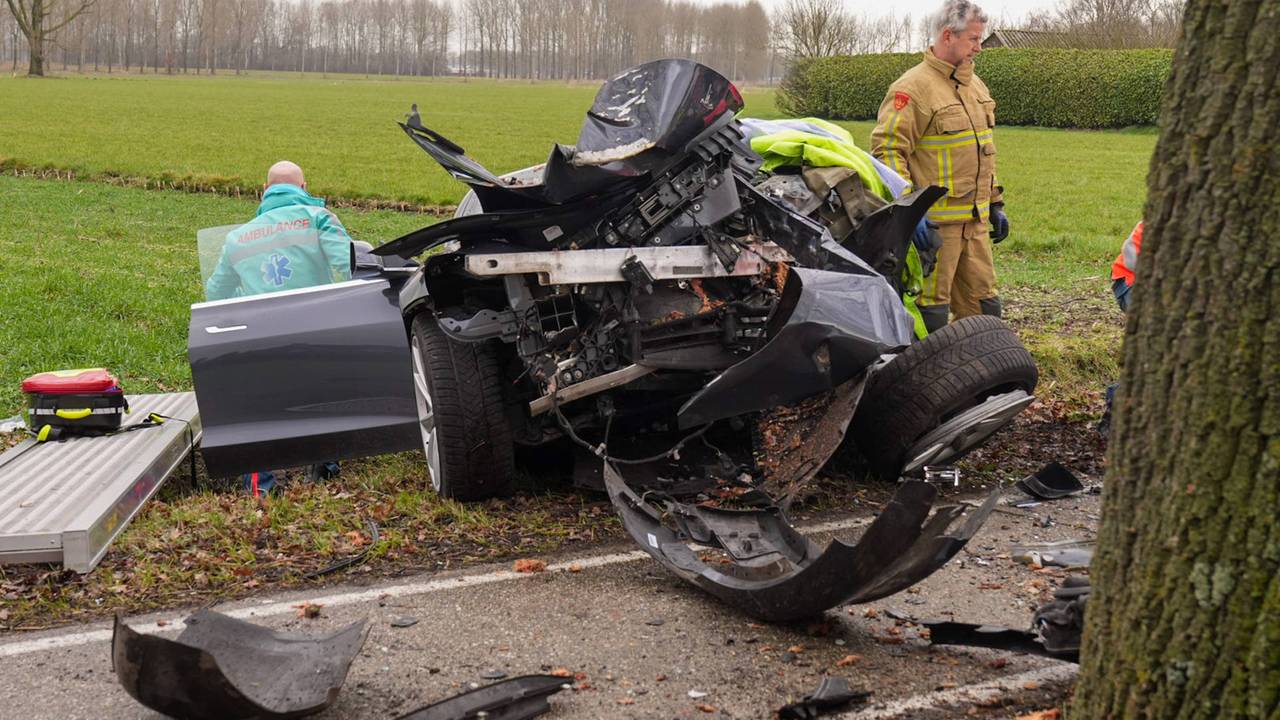Auto klapt tegen boom in Lieshout, bestuurder zwaargewond