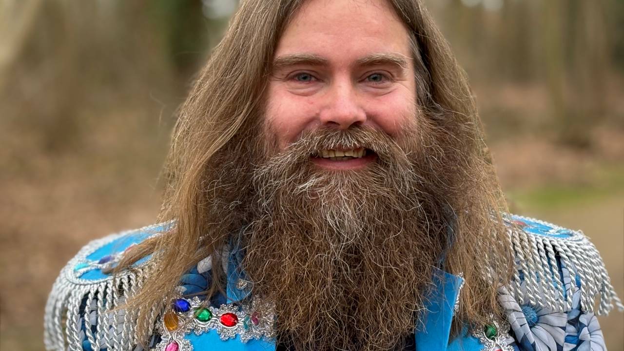 Wethouder Willem van Doorn in zijn carnavalsjas