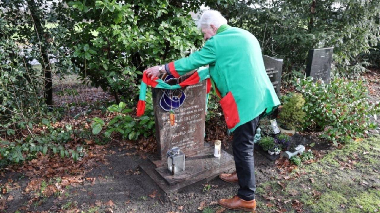 Wil versiert iedere carnavalsmaandag het graf van zijn overleden vrouw (foto: Floortje Steigenga / Omroep Brabant).