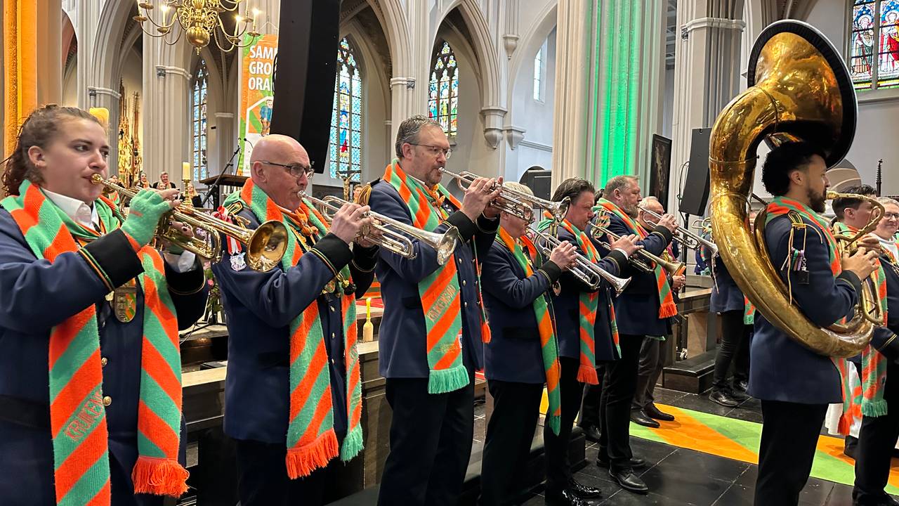 In de Sint Josefkerk in Tilburg is de Kruikenviering in volle gang (foto: Floortje Steigenga / Omroep Brabant).