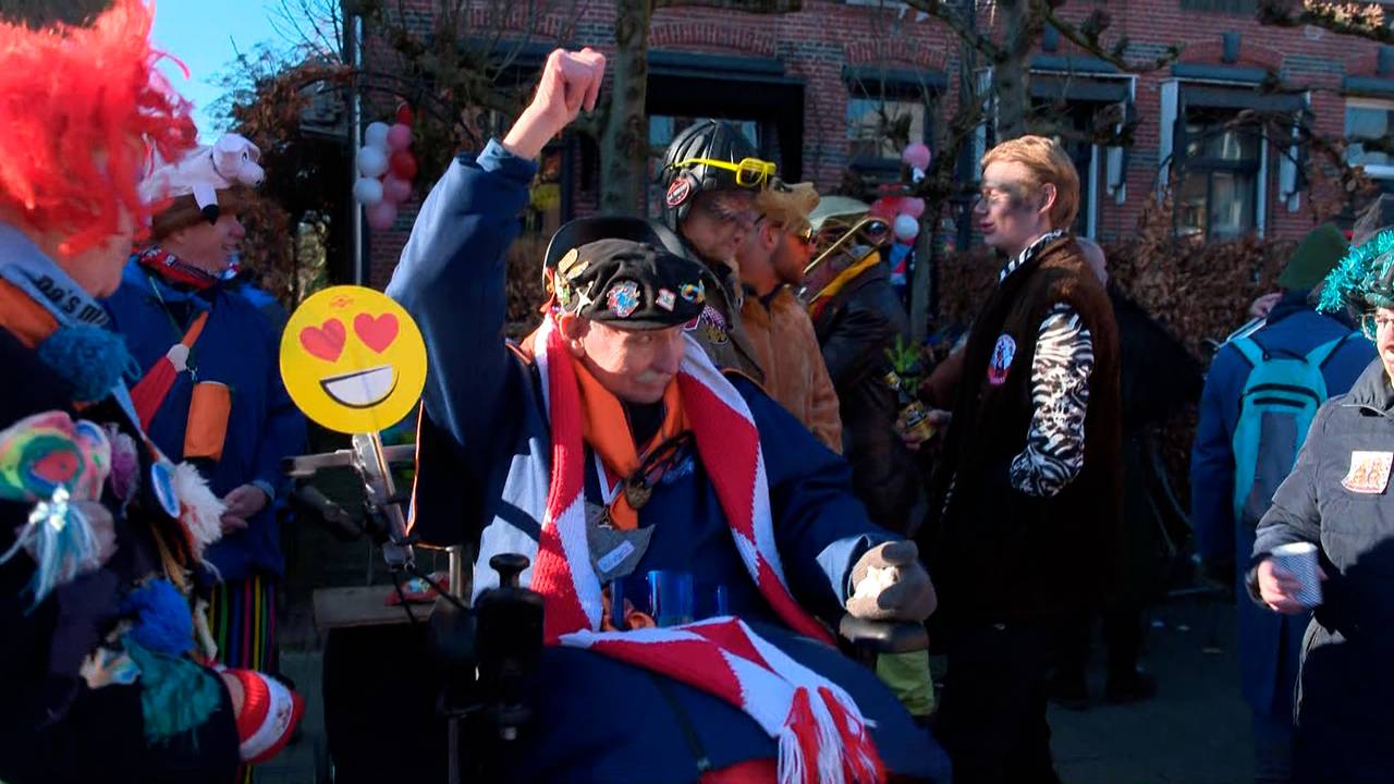Michel Wouters geniet zichtbaar van de optocht in Tullepetaonestad (foto: Omroep Brabant).