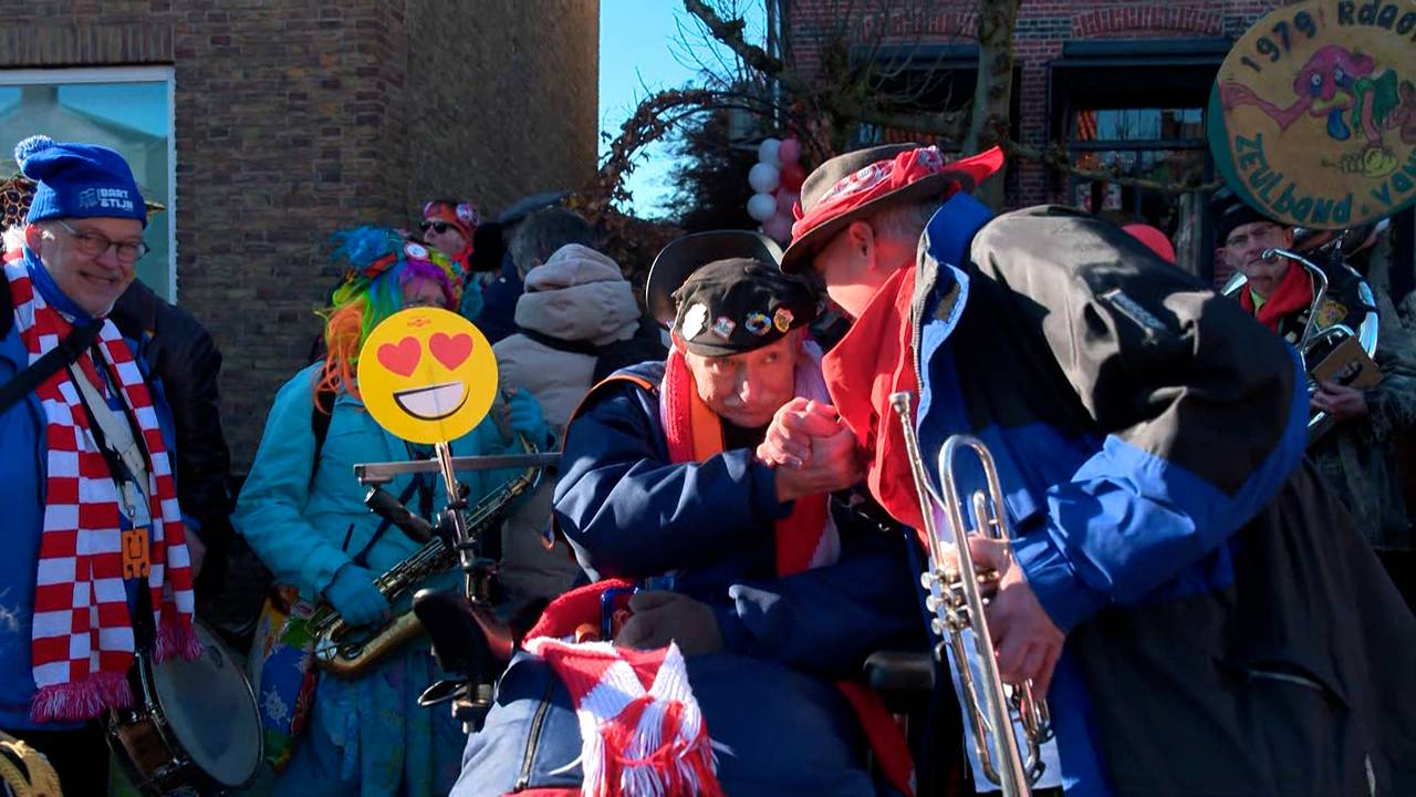 Roosendalers schudden Michel massaal de hand tijdens de optocht. (foto: Omroep Brabant).