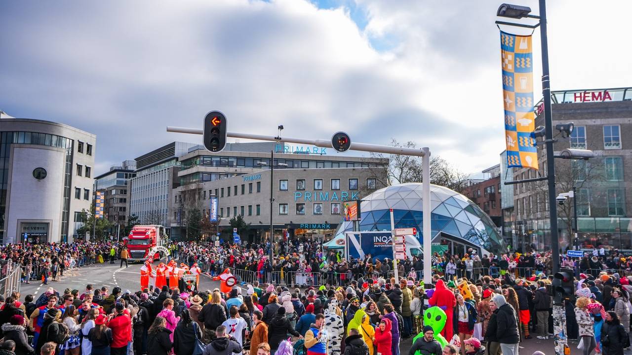 De Lampgatse optocht komt langs het 18 Septemberplein (foto: SQ Vision).