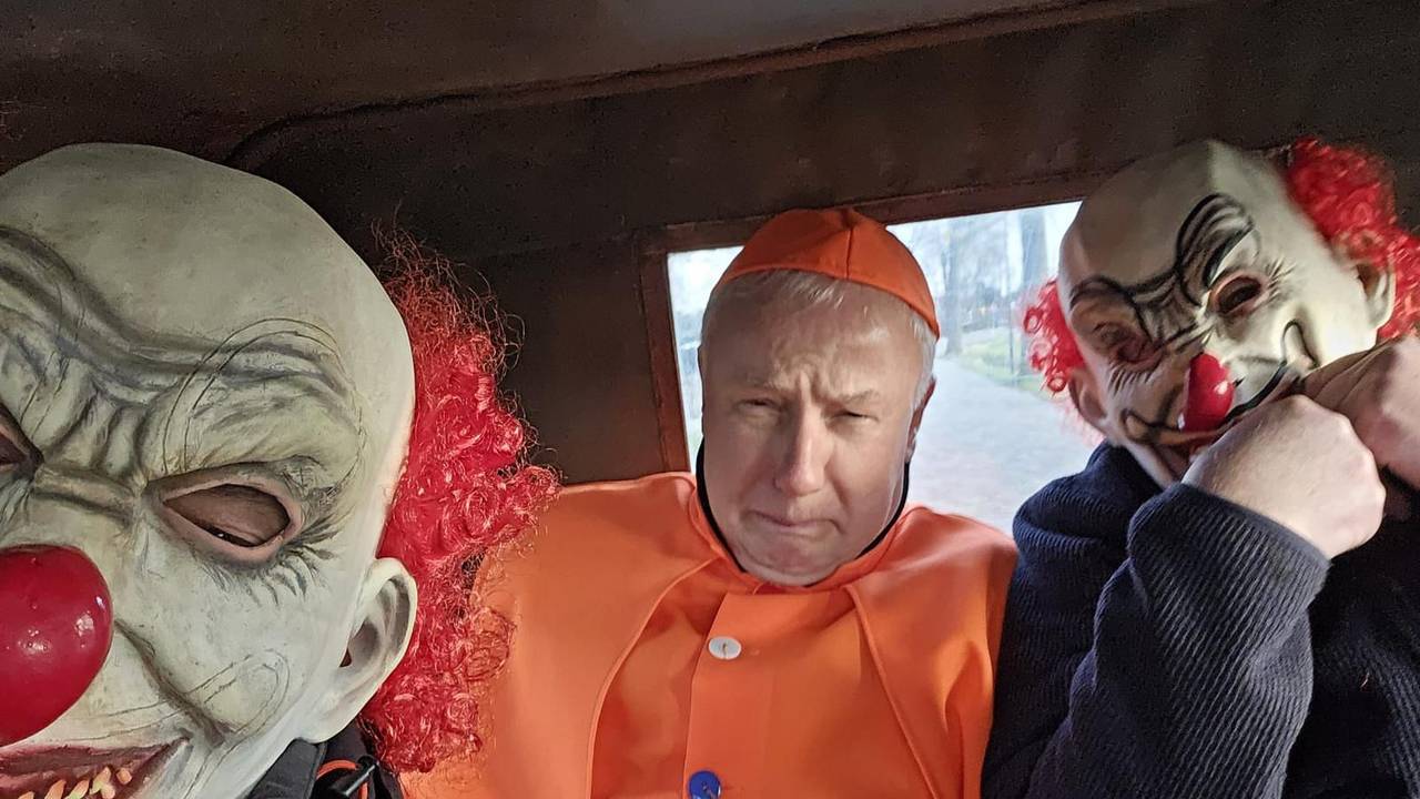 Pastoor Scheepers met zijn ontvoerders (foto: Ruud van de Westerlo) 