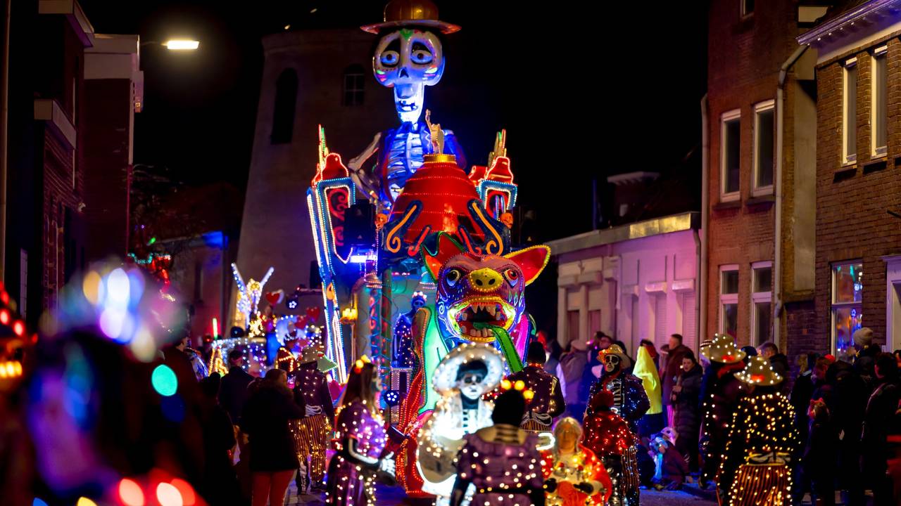 Lichtjesoptocht Standdaarbuiten (Zwammegat)(foto: Eye4images)