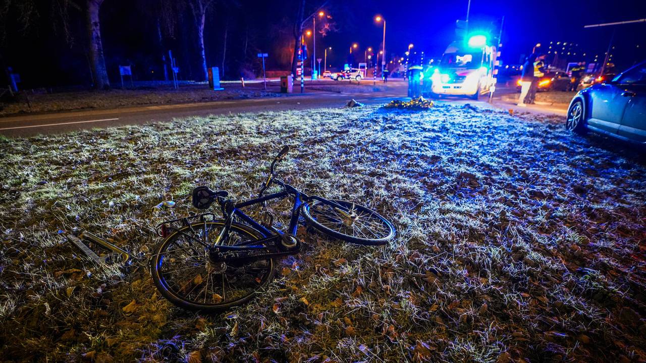De fietser werd geschept op een kruising waar de Eisenhowerlaan in Eindhoven overgaat in de A270 (foto: Persbureau Heitink).