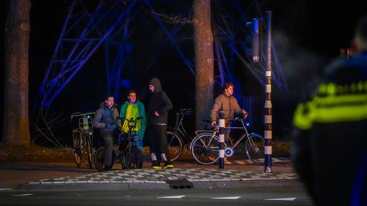 De aanrijding in Eindhoven trok het nodige bekijks van voorbijgangers (foto: Persbureau Heitink).
