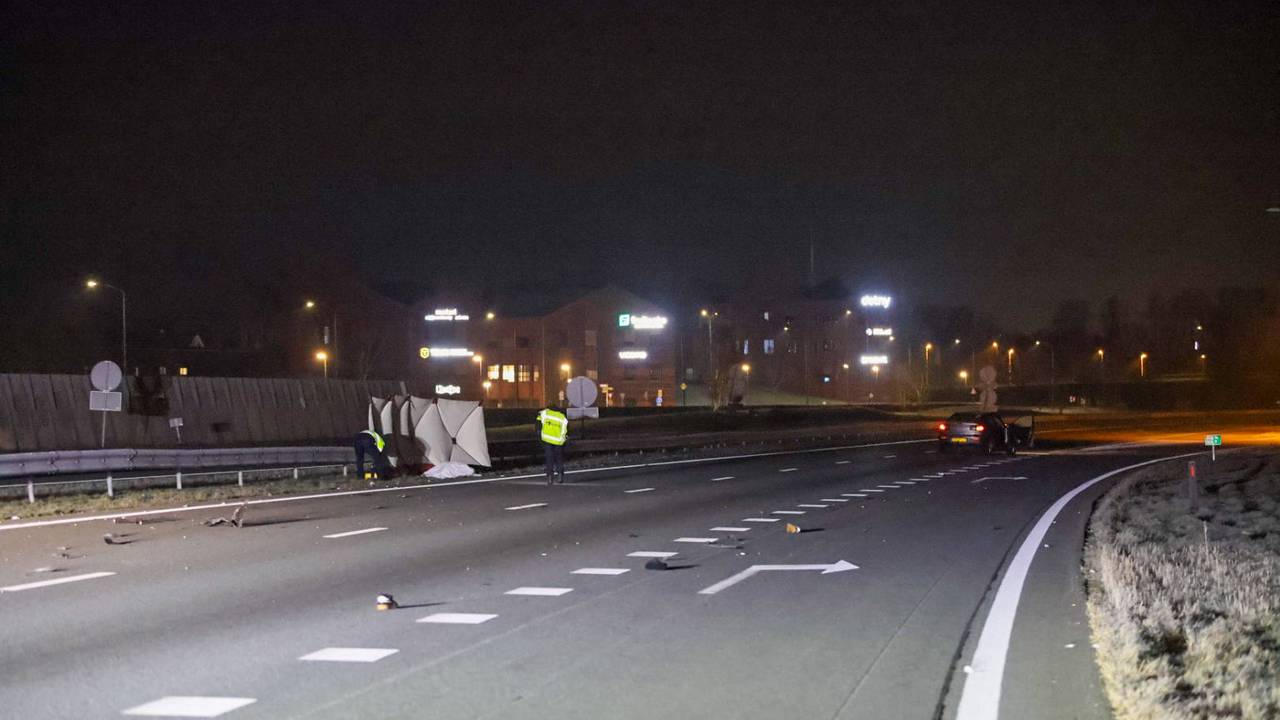 De dodelijke aanrijding vond in de nacht van zaterdag op zondag plaats op de A50 bij Sint-Oedenrode (foto: Addy Smits/Persbureau Heitink).