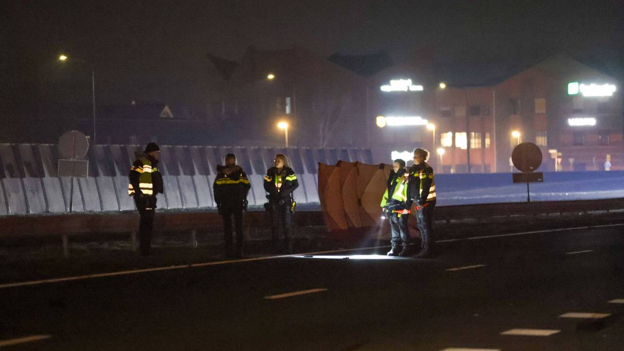 De politie onderzoekt hoe de aanrijding op de A50 bij Sint-Oedenrode kon plaatsvinden (foto: Addy Smits/Persbureau Heitink).