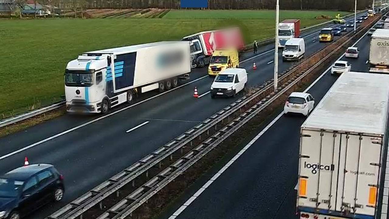 Een vrachtwagen hangt tegen de vangrail aan bij Moergestel (foto: Rijkswaterstraat Verkeersinformatie).