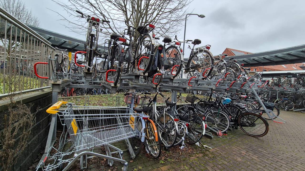 Naast verwaarloosde fietsen, zwerft er ook een winkelwagentje in de fietsenstalling rond (foto: Niek de Bruijn)