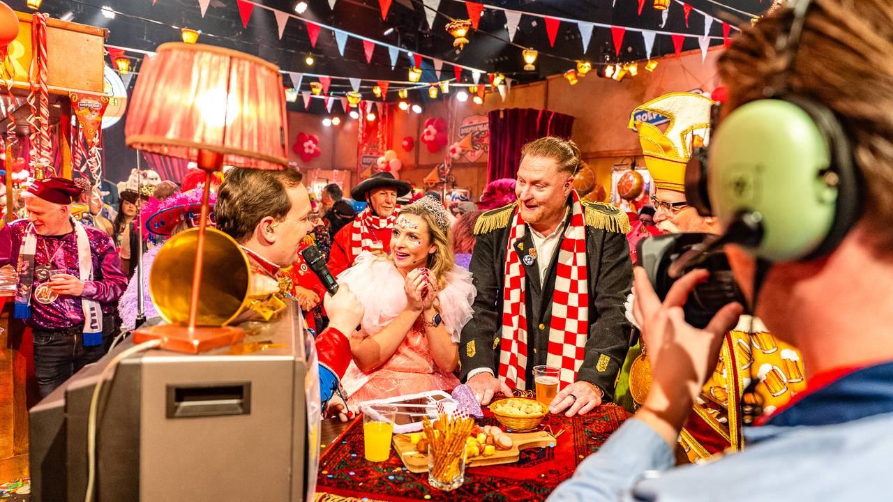 Nicole en Levin bij Jordy Graat in het Fijnfisjenie Café (foto: Lucas Lammers/Persbureau Heitink).