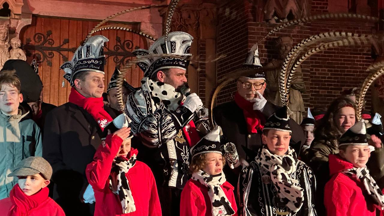 Kuusverbranding op het plein (foto: Floortje Steigenga).