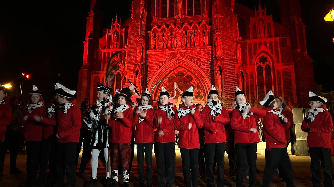 Kuusverbranding op het plein (foto: Floortje Steigenga).