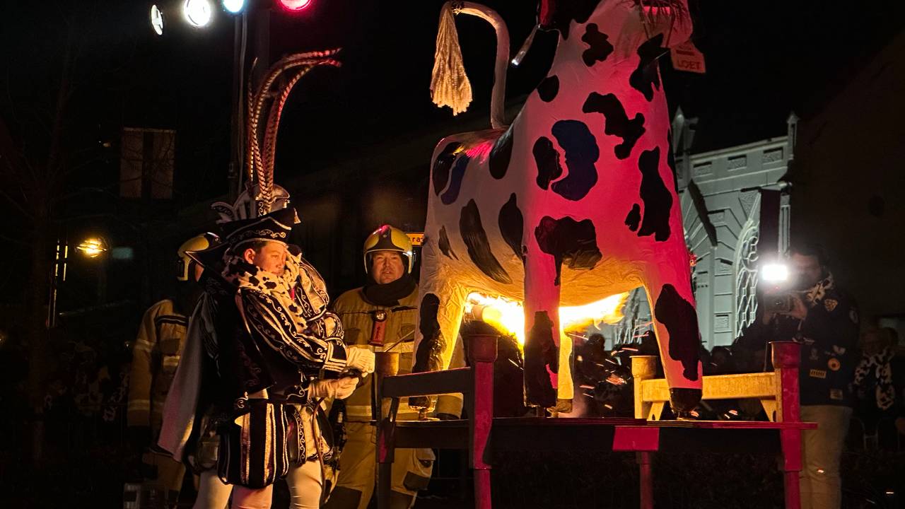 Kuusverbranding op het plein (foto: Floortje Steigenga).