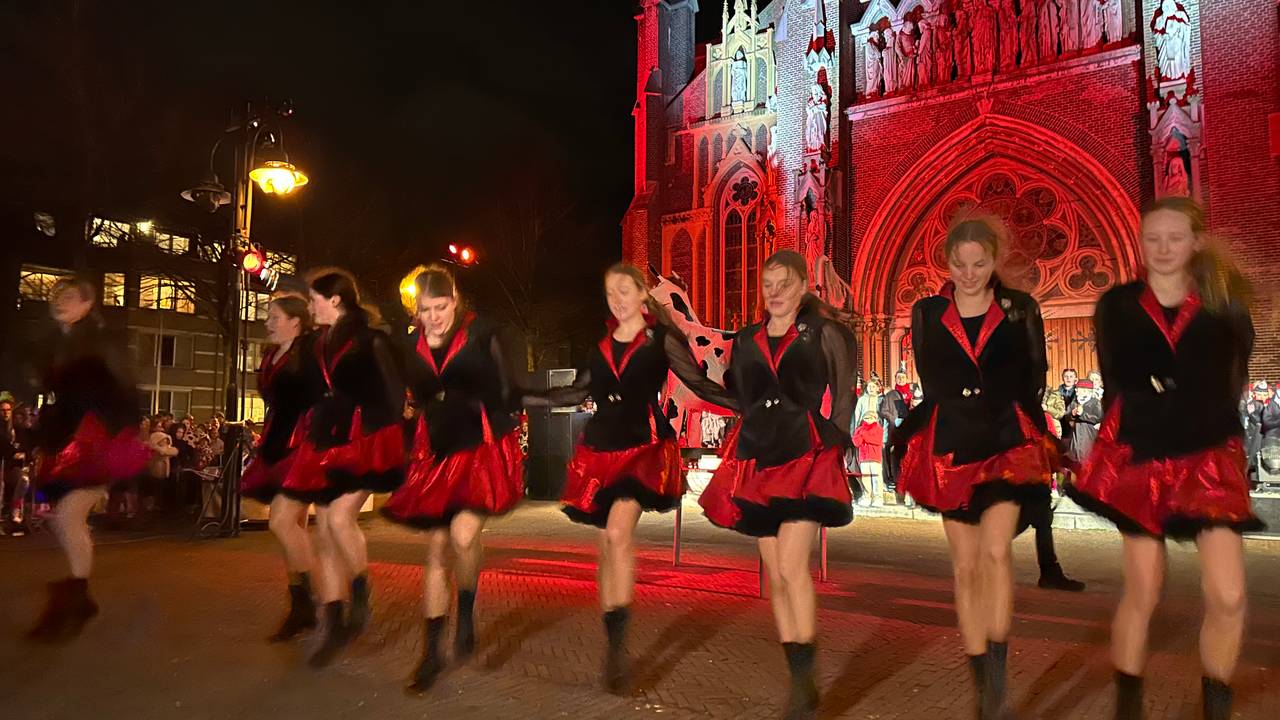 Kuusverbranding op het plein (foto: Floortje Steigenga).