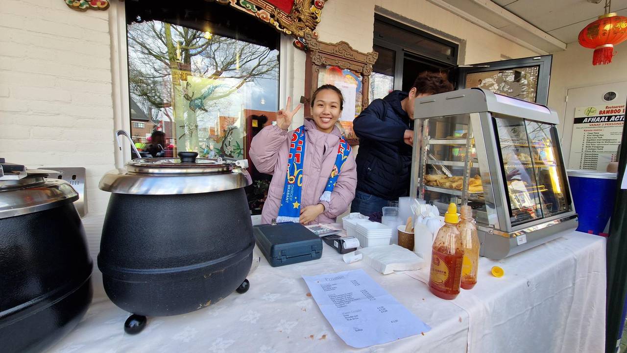 De loempia's gaan als warme broodjes over de toonbank (foto: Tom Berkers / Omroep Brabant).