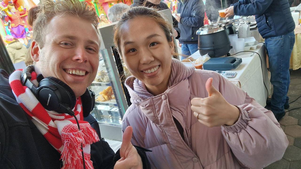 Geen frikandellen, maar loempia's bij de optocht in Hapert (foto: Tom Berkers / Omroep Brabant).