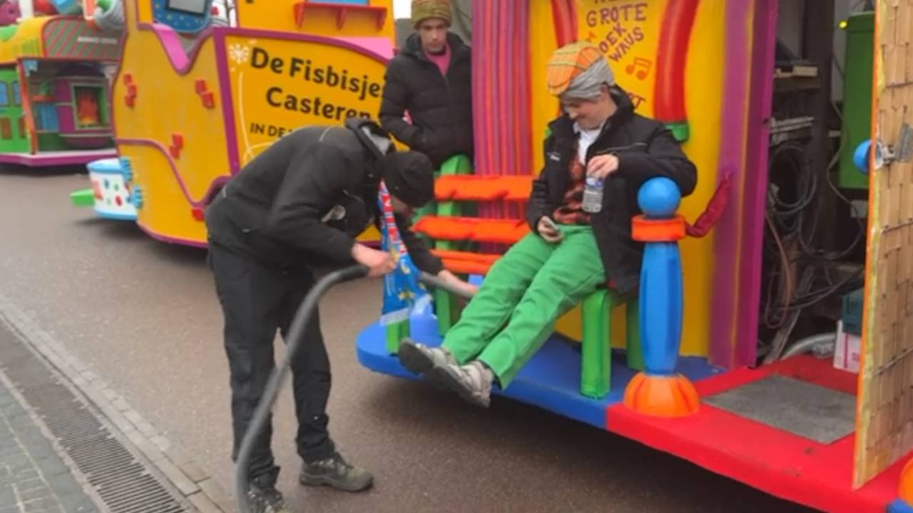 Nog even snel stofzuigen en dan kunnen de mannen shinen (beeld: Omroep Brabant).