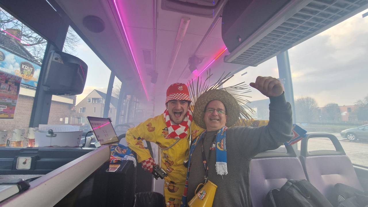 De buschauffeur maakt er zelf een feestje van (Tom Berkers / Omroep Brabant).