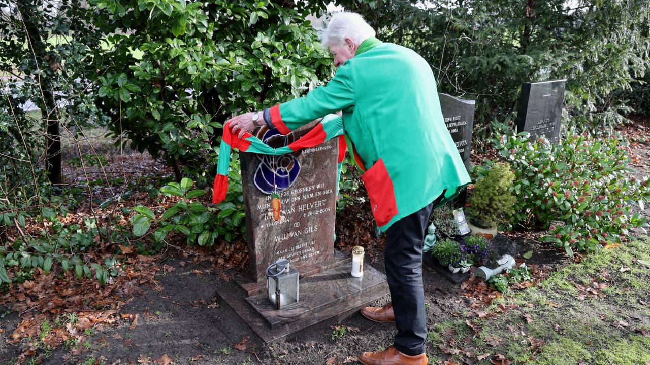 Wil versiert iedere carnavals het graf van zijn overleden vrouw (foto: Karin Kamp / Omroep Brabant).