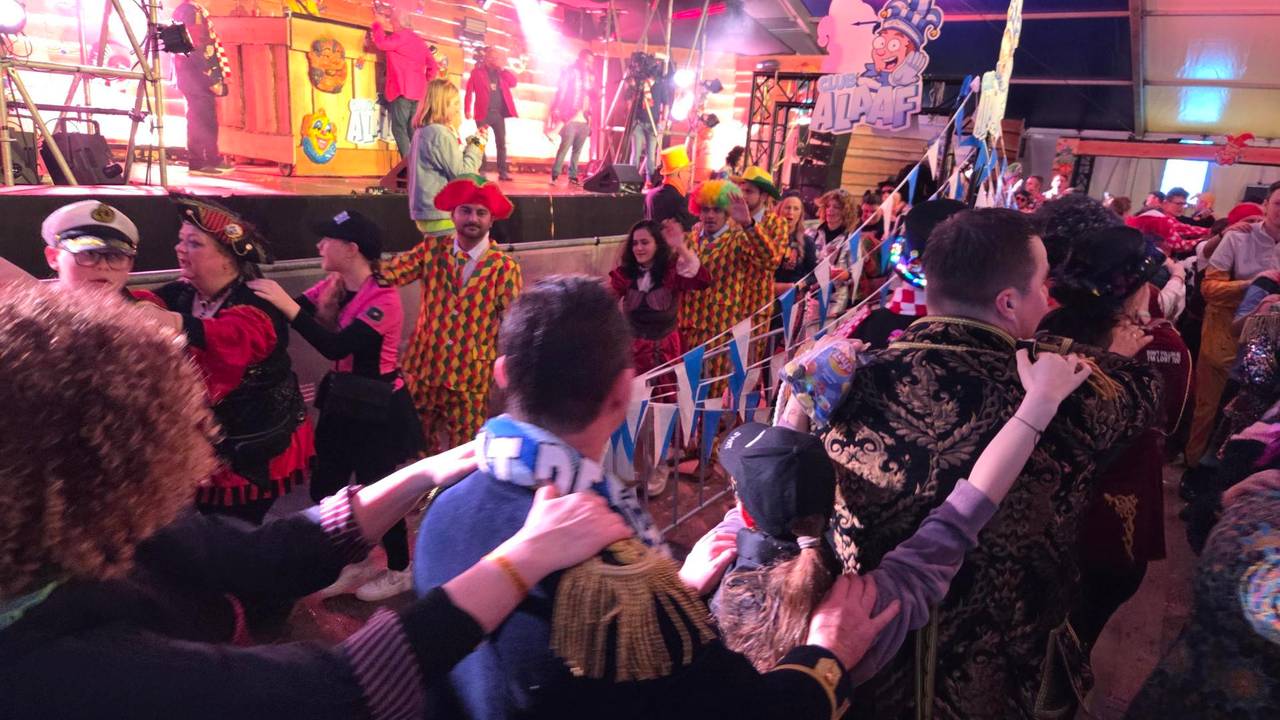 De wereldrecordpoging langste polonaise in Veldhoven (foto: Noël van Hooft).