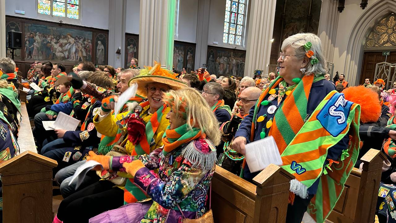 Het is een drukke bedoening in de kerk (foto: Floortje Steigenga / Omroep Brabant).