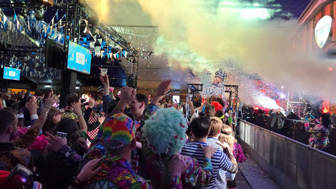 Er werd gejuicht in de tent in Veldhoven na het passeren van de recordgrens (foto: Noël van Hooft).