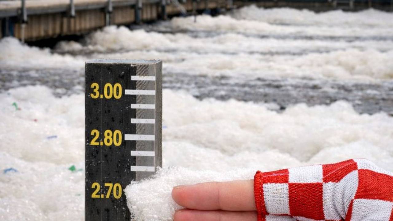 Schuimend water in de zuiveringsinstallaties, dankzij het carnavalspils (foto: Waterschap Brabantse Delta).