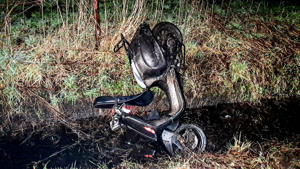 De scooter belandde in de sloot (foto: AS Media).