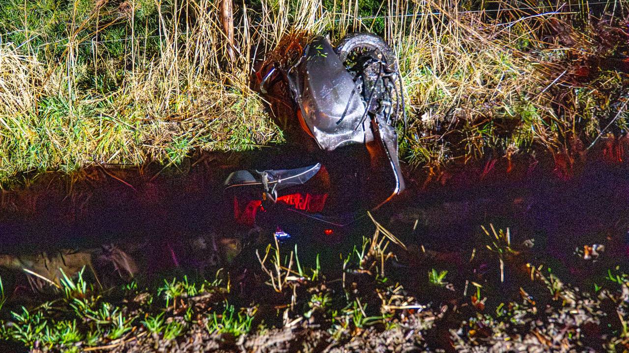 Verkeersspecialisten onderzoeken hoe het ongeluk in Beek en Donk kon gebeuren (foto: Harrie Grijseels/Persbureau Heitink).