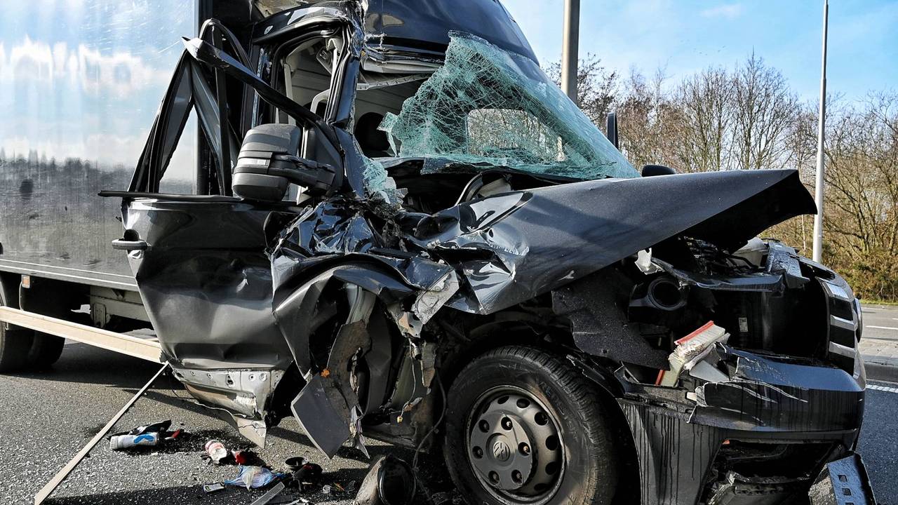 Bakwagen knalt op gestrande vrachtauto in Tilburg