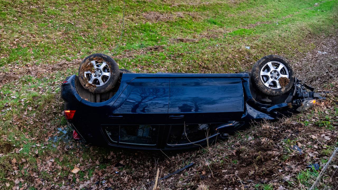 Auto vliegt uit de bocht op A73 bij Cuijk en belandt op de kop