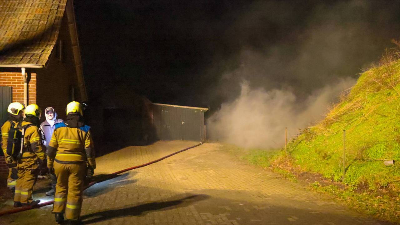 Berg met snoeiafval in brand naast huis in Boekel