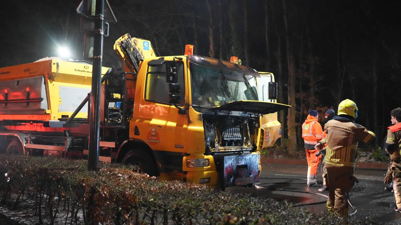Strooiwagen vliegt in brand tijdens strooien in Waalwijk