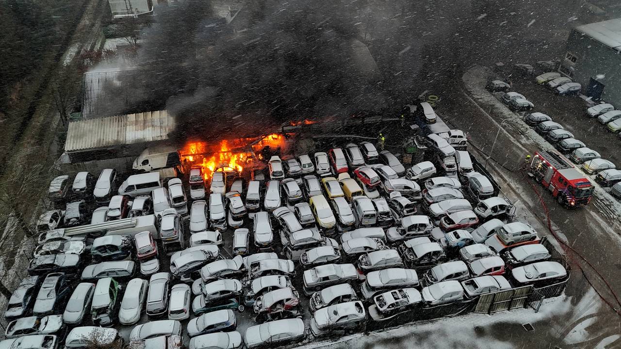 Autowrakken vatten vlam bij sloopbedrijf: vuur slaat over naar loods