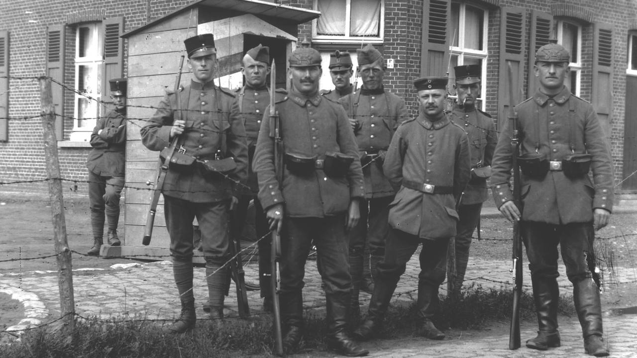 Duitse en Nederlandse militairen bewaken de grens tussen Nispen en Essen (België) tijdens de Eerste Wereldoorlog (foto: Jaak Bernaards/West-Brabants Archief)