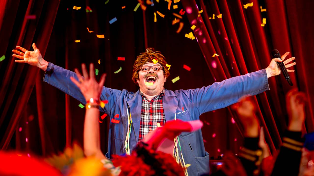 Lamme Frans in het Fijnfisjenie Café tijdens carnaval (foto: Marcel van Dorst/Eye4images).